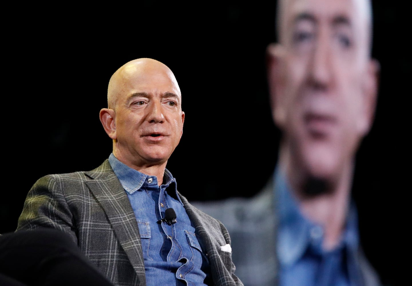 Ketua Pegawai Eksekutif Amazon Jeff Bezos di konvensyen Amazon re:MARS di Las Vegas pada 2019.