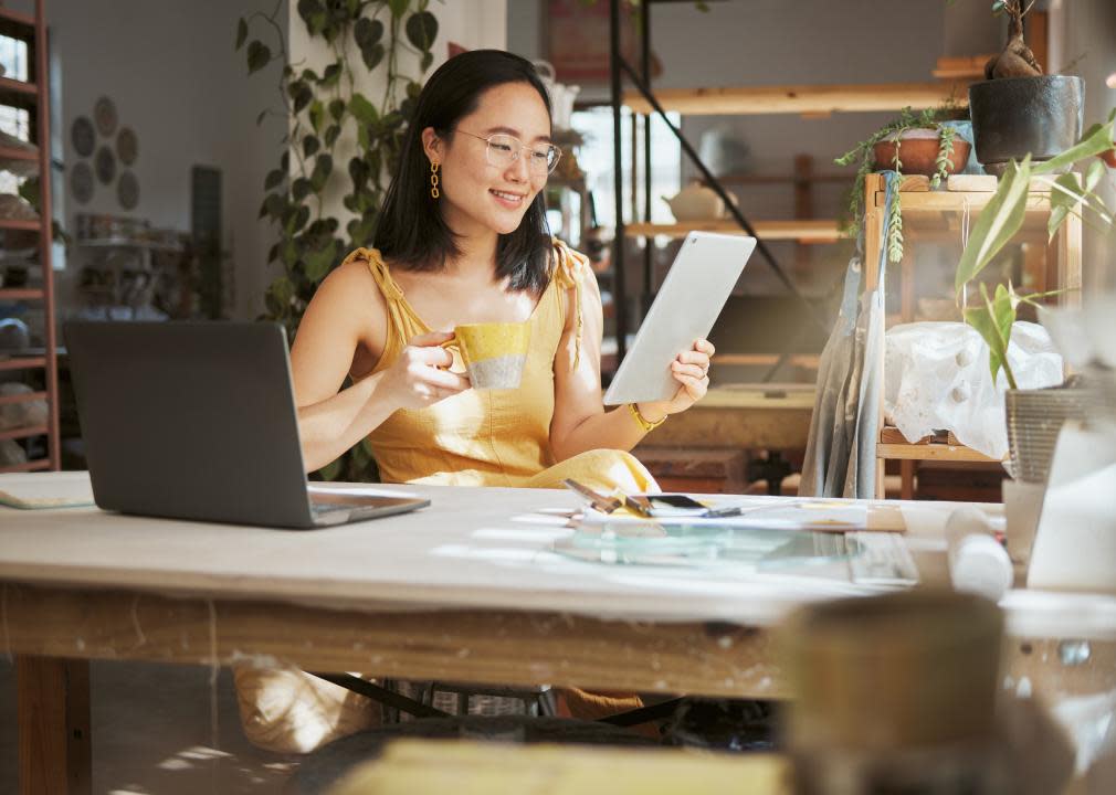 Pemilik perniagaan dengan kopi dan iPad.