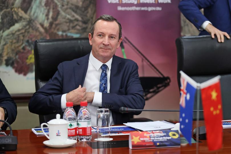 Perdana Menteri Australia Barat Mark McGowan duduk di hadapan Perdana Menteri Australia Barat Dialog Strategik China-Barat Australia kelima yang diadakan di ibu pejabat Sinosteel di Beijing, China.