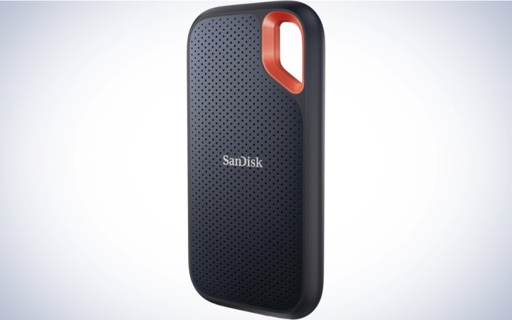   SanDisk 2TB Extreme Portable SSD pada latar belakang putih biasa.