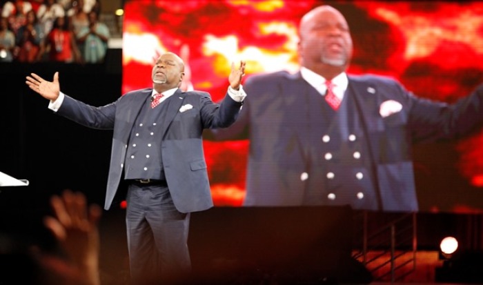 Bishop T.D. Jakes dari House Potter berkhutbah tentang trauma peralihan hidup di 