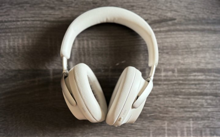     Bose QuietComfort Ultra di atas meja