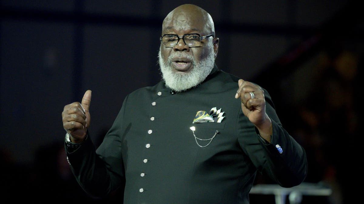 TD Jakes semasa perkhidmatan