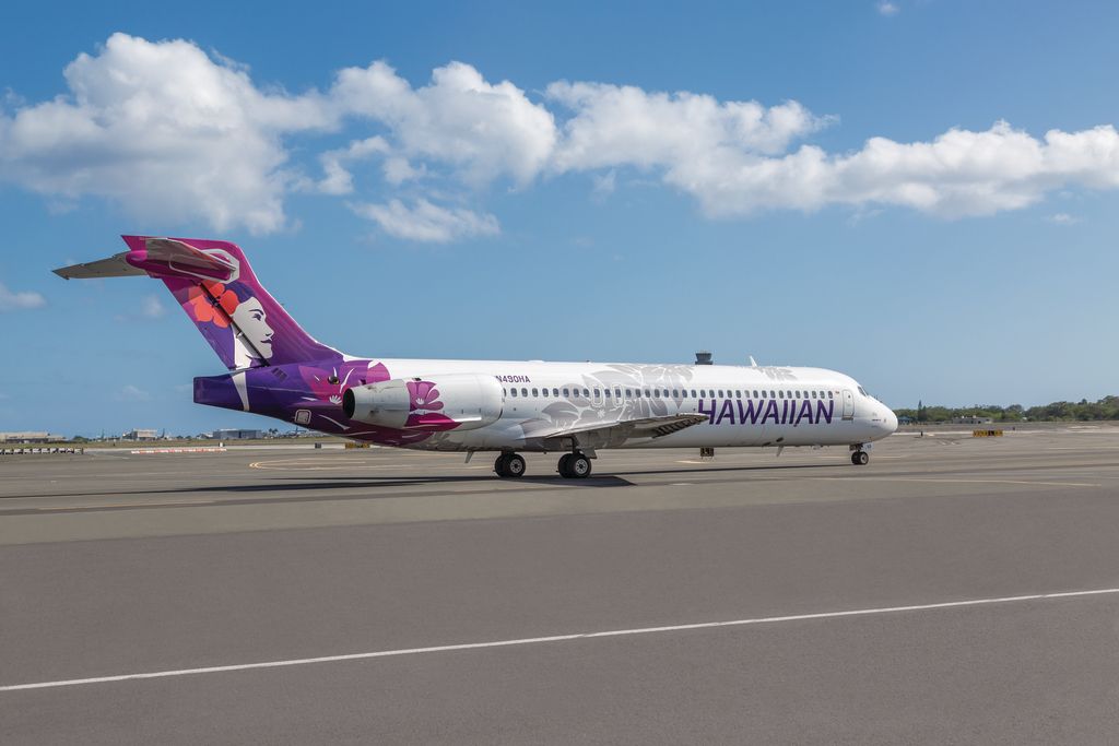 Menaiki teksi Boeing 717 Hawaiian Airlines