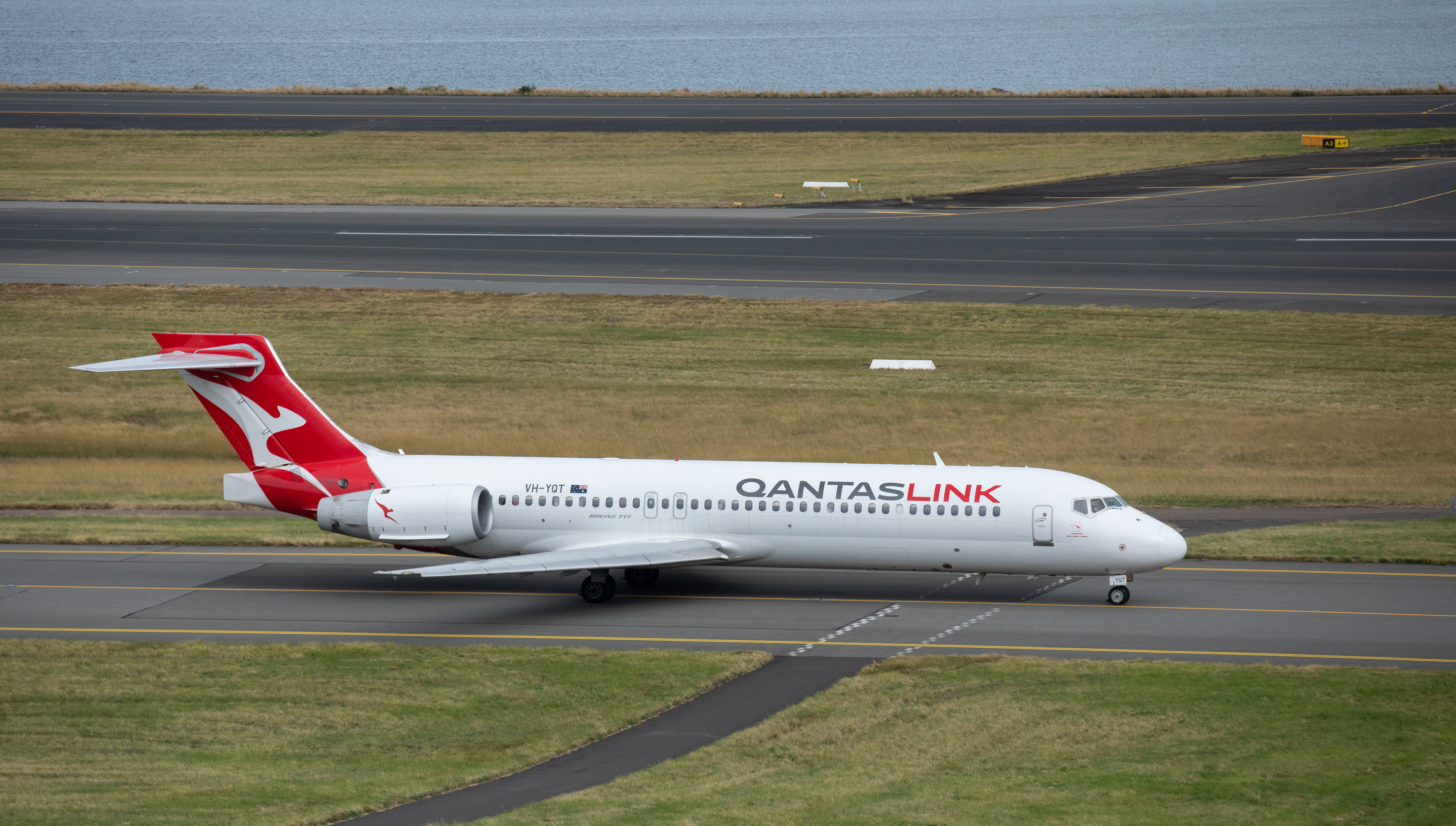 Qantas 717 berdaftar VH-YQT